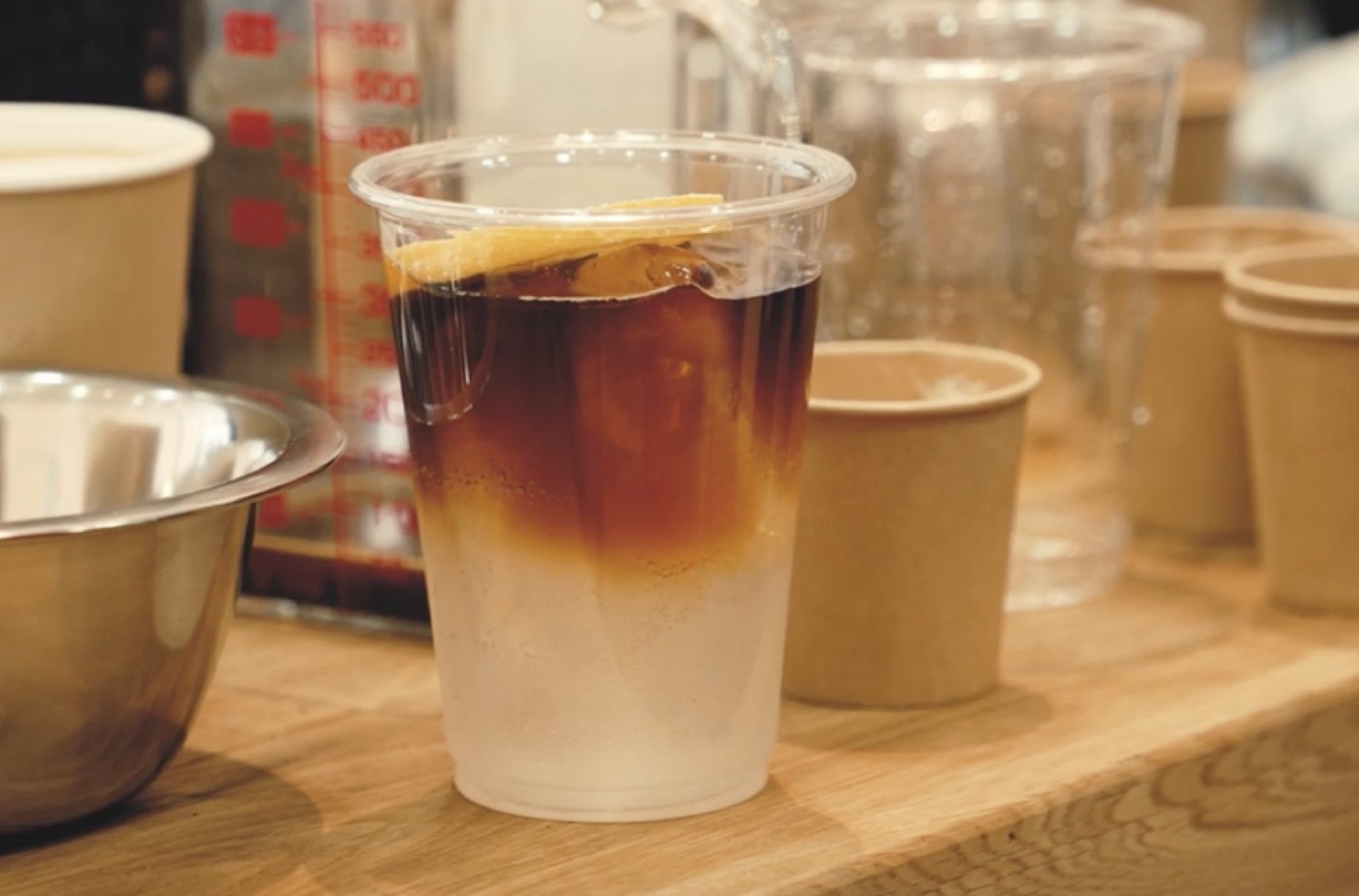 試作中のアイスコーヒーのドリンクと、試飲用のカップ