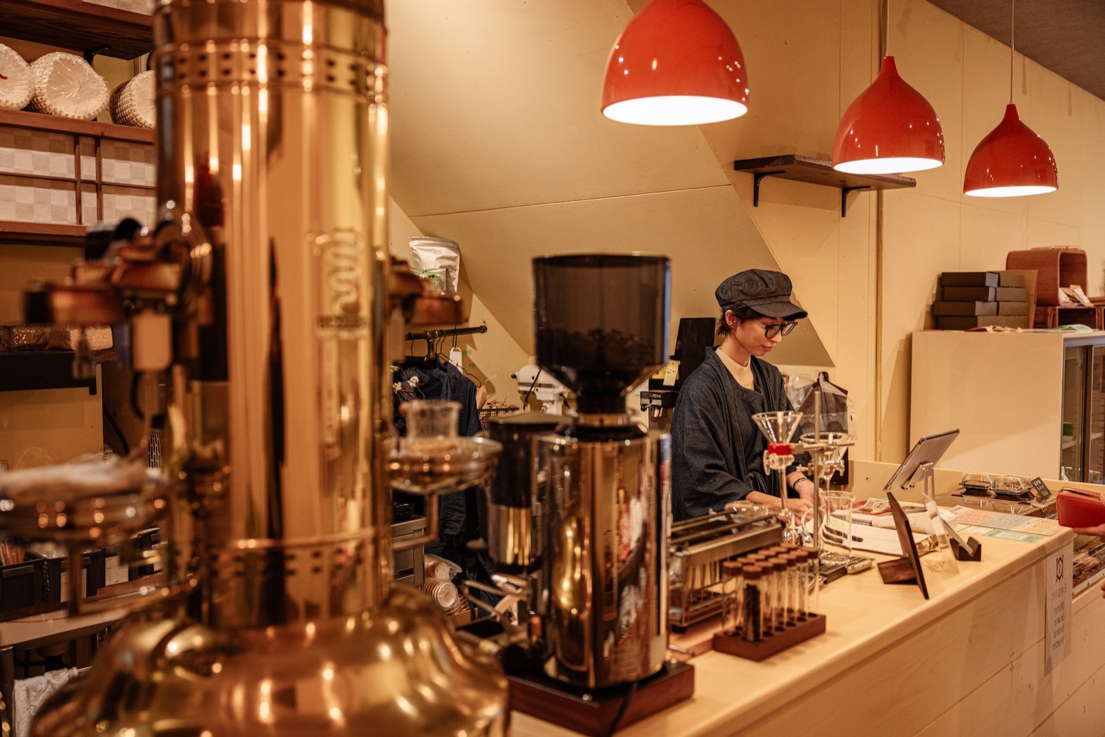 カウンターでコーヒーを淹れるスタッフ