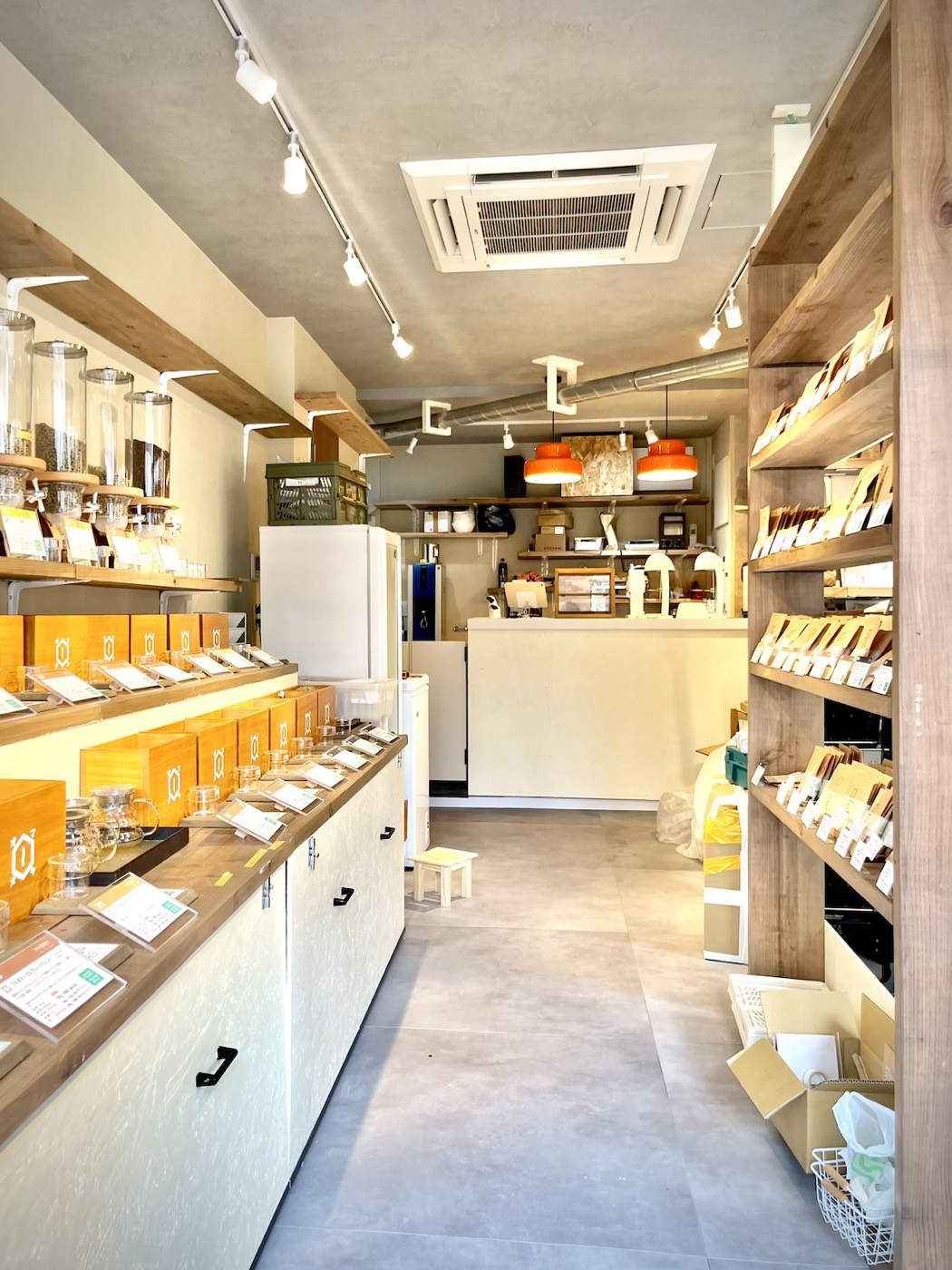 新小岩店の店内。豆の量り売りの棚と、奥のカウンター