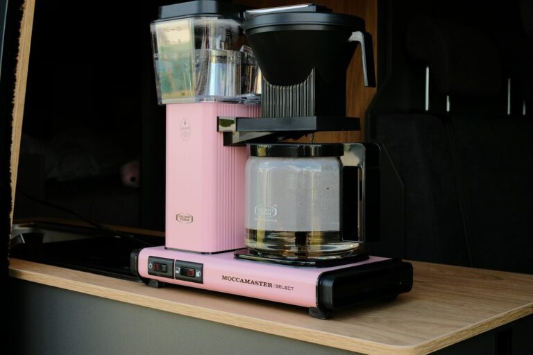 キッチンに置いたドリップ式のコーヒーメーカー