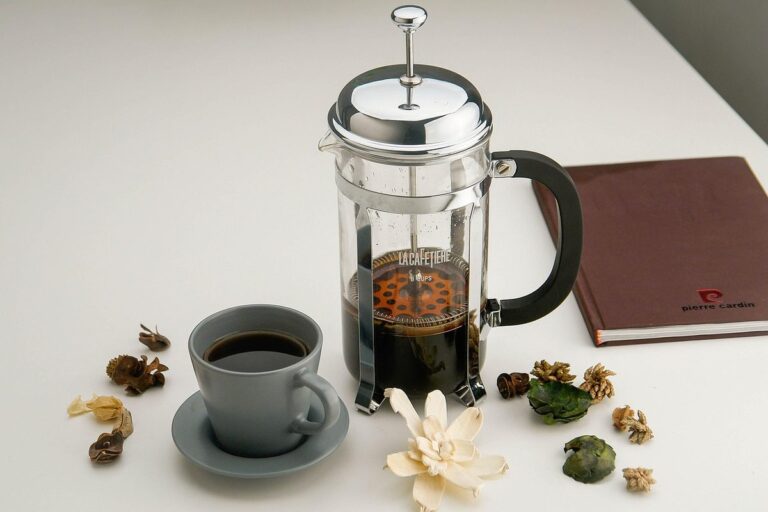 フレンチプレスとコーヒーカップ