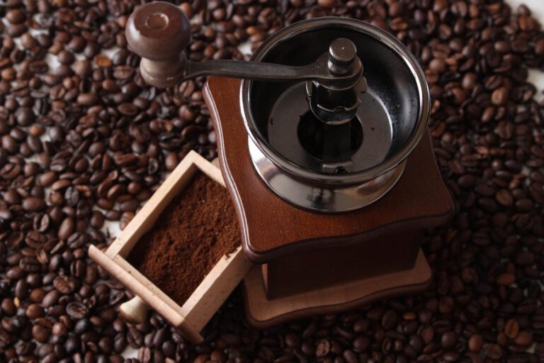 手挽きのコーヒーミルと、挽いた粉