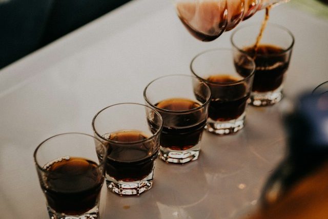 小さなグラスに注ぎ分けて、飲み比べるコーヒー