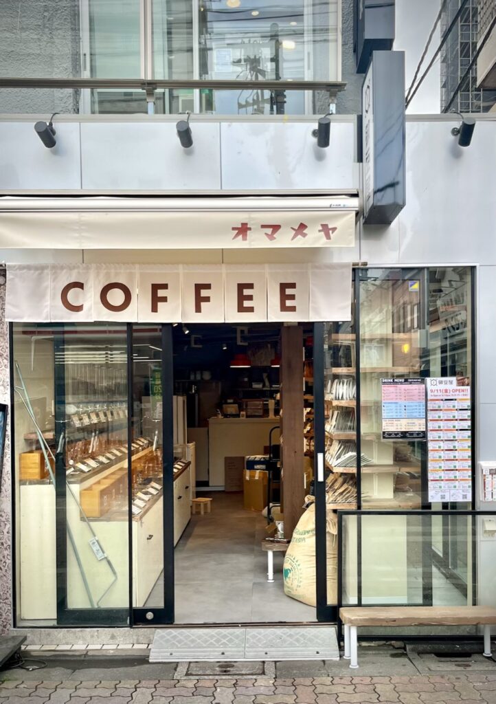 新小岩店の外観。白いオーニングとCOFFEEののれん
