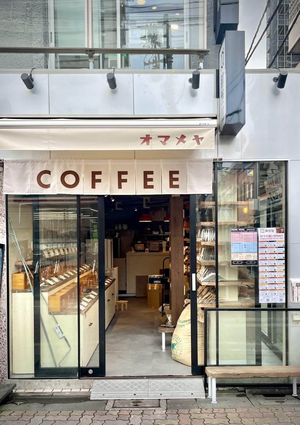 新小岩店の外観。白いオーニングとCOFFEEののれん